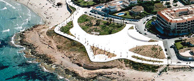 Platån mellan Estaca och Mosca Beach, här tar stranspromenaden slut och bersstigarna tar vid. På gaveln till den större byggnaden vid platån finns två restauranger för den som vill förfriska sig eller ta en lunch innan promenaden tillbaka. Den engelska restaurangen Surfers Bar & Grill, serverar rejäla portioner.