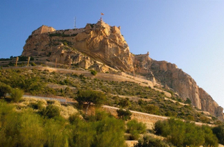 Santa Barbara Castle vakar över Alicante.