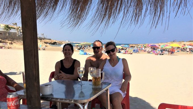 Härligt minne från strandbaren på Zenia Beach med bästa väninnan, maken och jag 😊